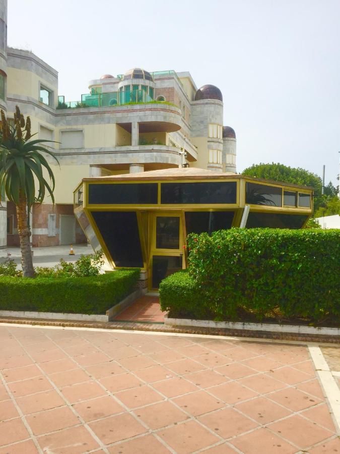 Puerto Banus .,gray De'albion Marbella
